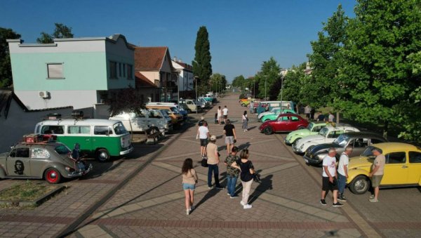 ОРГАНИЗУЈУ И ДЕФИЛЕ ДО ОБЕДСКЕ БАРЕ: Скуп љубитеља бубе у Пећинцима ОРГАНИЗУЈУ И ДЕФИЛЕ ДО ОБЕДСКЕ БАРЕ: Скуп љубитеља бубе у Пећинцима
