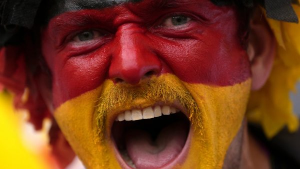 ЕВРОПА У НЕВЕРИЦИ: Ево шта су урадили навијачи у Немачкој!