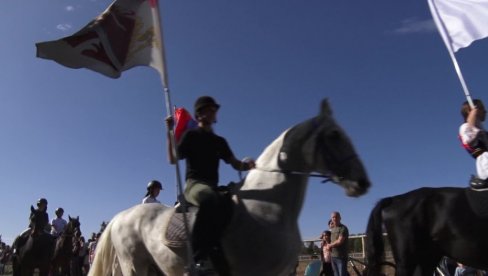 DRUGA KRAGUJEVAČKA FIJAKERIJADA : Na hipodromu u Kragujevcu i padobranski skokovi DRUGA KRAGUJEVAČKA FIJAKERIJADA : Na hipodromu u Kragujevcu i padobranski skokovi