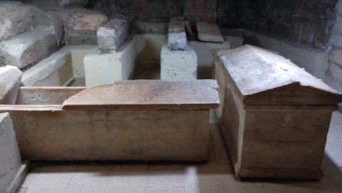 KOJI JE ČOVEK DVA PUTA UMRO I DVA PUTA BIO SAHRANJEN? Novosti su posetile njegov grob (FOTO) KOJI JE ČOVEK DVA PUTA UMRO I DVA PUTA BIO SAHRANJEN? Novosti su posetile njegov grob (FOTO)