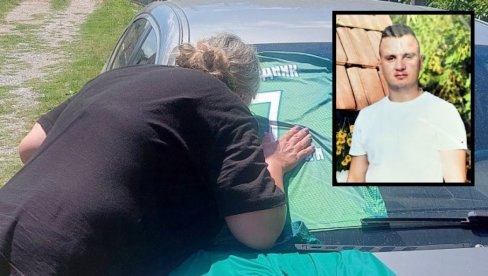 SINE MOJ JEDINI, DOĆI ĆE MAJKA DA TI GREJE RUKE, KAO KAD SI BIO MALI Majka stradalog Miroslava (21) ljubi njegov dres - SRCE DA PREPUKNE SINE MOJ JEDINI, DOĆI ĆE MAJKA DA TI GREJE RUKE, KAO KAD SI BIO MALI Majka stradalog Miroslava (21) ljubi njegov dres - SRCE DA PREPUKNE