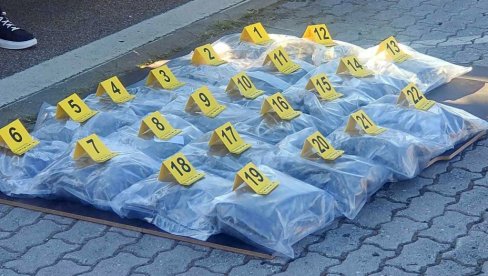 VELIKA ZAPLENA DROGE: Više od 12 kilograma marihuane pronađeno u autu kod Miratovca (FOTO) VELIKA ZAPLENA DROGE: Više od 12 kilograma marihuane pronađeno u autu kod Miratovca (FOTO)