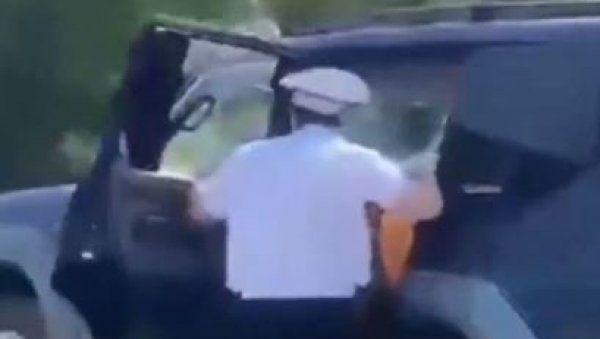 ОВО СЕ НЕ ВИЂА СВАКИ ДАН: Погледајте шта је урадио полицајац како би зауставио пијаног возача (ВИДЕО) ОВО СЕ НЕ ВИЂА СВАКИ ДАН: Погледајте шта је урадио полицајац како би зауставио пијаног возача (ВИДЕО)