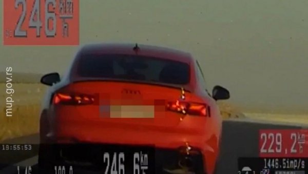 ЛУДОВАО НА АУТО-ПУТУ: Бахати возач ишао скоро 250 километара на сат (ВИДЕО) ЛУДОВАО НА АУТО-ПУТУ: Бахати возач ишао скоро 250 километара на сат (ВИДЕО)