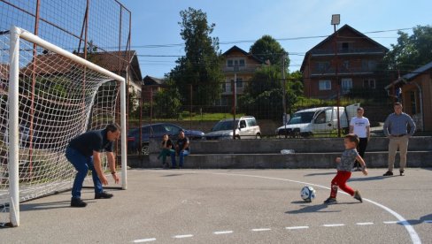UREĐENO IGRALIŠTE: Opština poklonila lopte i mreže UREĐENO IGRALIŠTE: Opština poklonila lopte i mreže