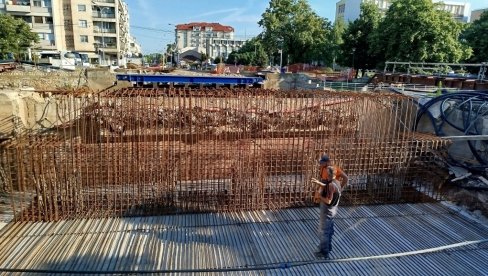 GRADILIŠTE MOSTA U PARAĆINU: Najpre montažne skele, pa betoniranje (FOTO) GRADILIŠTE MOSTA U PARAĆINU: Najpre montažne skele, pa betoniranje (FOTO)