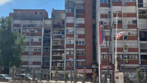 BEŽE IZ STANOVA U STRAHU OD UPADA KURTIJEVIH SPECIJALACA: Članovi tri domaćinstva su se dosad iselili iako su godinama legalno plaćali otkup BEŽE IZ STANOVA U STRAHU OD UPADA KURTIJEVIH SPECIJALACA: Članovi tri domaćinstva su se dosad iselili iako su godinama legalno plaćali otkup