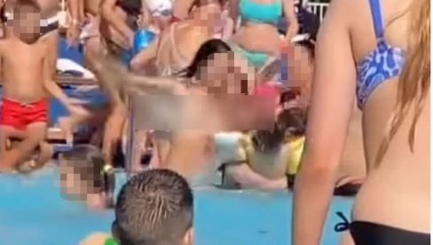 JEZIV SNIMAK NAPADA NA BAZENU U NOVOM SADU: Tinejdžerka pesnicama u glavu udara ženu sa detetom u naručju JEZIV SNIMAK NAPADA NA BAZENU U NOVOM SADU: Tinejdžerka pesnicama u glavu udara ženu sa detetom u naručju