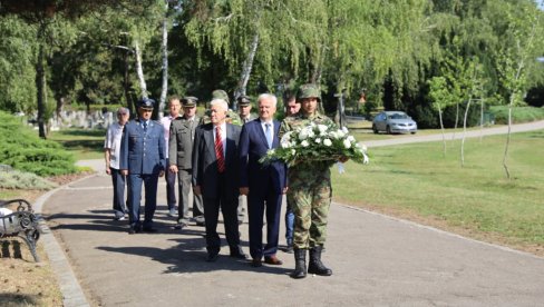 ХРАБРОСТ И ОДЛУЧНОСТ ИНСПИРАЦИЈА БУДУЋИМ ГЕНЕРАЦИЈАМА: Положен венац на Спомен гробљу ослободилаца Новог Сада ХРАБРОСТ И ОДЛУЧНОСТ ИНСПИРАЦИЈА БУДУЋИМ ГЕНЕРАЦИЈАМА: Положен венац на Спомен гробљу ослободилаца Новог Сада