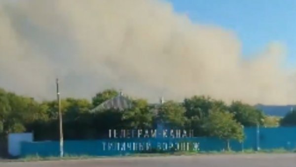 ГОРИ СКЛАДИШТЕ ЕКСПЛОЗИВНИХ НАПРАВА: Наређена хитна евакуација становника (ВИДЕО) ГОРИ СКЛАДИШТЕ ЕКСПЛОЗИВНИХ НАПРАВА: Наређена хитна евакуација становника (ВИДЕО)
