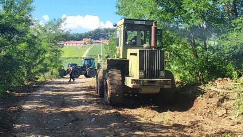 I VOJSKA SANIRA OŠTEĆENE PUTEVE: Otklanjanje posledica nedavnih elementarnih nepogoda u mioničkim selima I VOJSKA SANIRA OŠTEĆENE PUTEVE: Otklanjanje posledica nedavnih elementarnih nepogoda u mioničkim selima