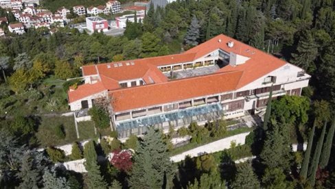PUTOVANJE KROZ VREME I SEĆANJA: Posetioci opet u Titovoj vili u Igalu (FOTO) PUTOVANJE KROZ VREME I SEĆANJA: Posetioci opet u Titovoj vili u Igalu (FOTO)