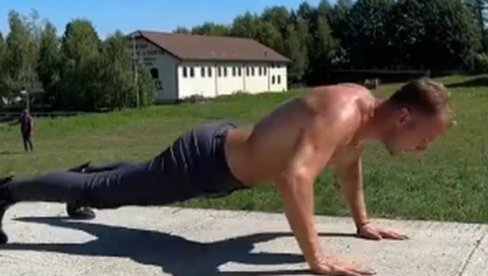 DRAŠKO STANIVUKOVIĆ SE SKINUO I POKAZAO MIŠIĆE: U pantalonama i cipelama radio trbušnjake (VIDEO) DRAŠKO STANIVUKOVIĆ SE SKINUO I POKAZAO MIŠIĆE: U pantalonama i cipelama radio trbušnjake (VIDEO)