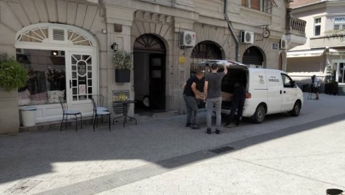 TELA IZNETA IZ STANA: Obdukcija će pokazati uzrok smrti dvojice muškaraca u Novom Sadu (FOTO) TELA IZNETA IZ STANA: Obdukcija će pokazati uzrok smrti dvojice muškaraca u Novom Sadu (FOTO)