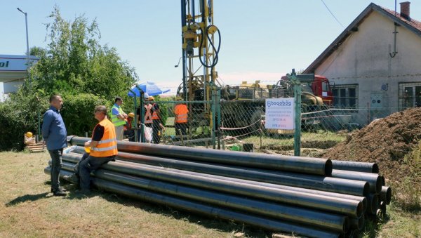 ПОЧЕЛИ РАДОВИ: Нови бунар за боље водоснабдевање Друговца код Смедерева ПОЧЕЛИ РАДОВИ: Нови бунар за боље водоснабдевање Друговца код Смедерева