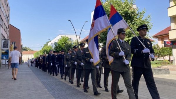 ОД СТУДЕНАТА ПРАВЕ УБИЦЕ И ЗОВУ ЗАПАД ДА КАЗНИ СРБЕ: Хајка из Сарајева на кадете из Србије који су учествовали у дефилеу у Приједору ОД СТУДЕНАТА ПРАВЕ УБИЦЕ И ЗОВУ ЗАПАД ДА КАЗНИ СРБЕ: Хајка из Сарајева на кадете из Србије који су учествовали у дефилеу у Приједору