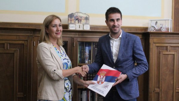 КОМЕСАРИЈАТ ЗА ИЗБЕГЛИЦЕ И МИГРАЦИЈЕ ПОМАЖЕ СОМБОРЦИМА За реадмисију три и по милиона КОМЕСАРИЈАТ ЗА ИЗБЕГЛИЦЕ И МИГРАЦИЈЕ ПОМАЖЕ СОМБОРЦИМА За реадмисију три и по милиона