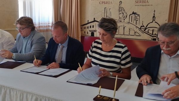 ФОРМИРАН ФОНД ЗА ПОДРШКУ МАЛИМ ПРОИЗВОЂАЧИМА РАКИЈЕ У КРАГУЈЕВЦУ : Град Крагујевац и општине Аранђеловац и Рача уложили 8,5 милина динара ФОРМИРАН ФОНД ЗА ПОДРШКУ МАЛИМ ПРОИЗВОЂАЧИМА РАКИЈЕ У КРАГУЈЕВЦУ : Град Крагујевац и општине Аранђеловац и Рача уложили 8,5 милина динара