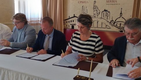 FORMIRAN FOND ZA PODRŠKU MALIM PROIZVOĐAČIMA RAKIJE U KRAGUJEVCU : Grad Kragujevac i opštine Aranđelovac i Rača uložili 8,5 milina dinara FORMIRAN FOND ZA PODRŠKU MALIM PROIZVOĐAČIMA RAKIJE U KRAGUJEVCU : Grad Kragujevac i opštine Aranđelovac i Rača uložili 8,5 milina dinara