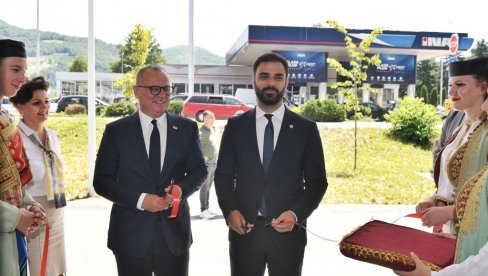 MINISTRI VESIĆ I RADULOVIĆ U BIJELOM POLJU: Otvorili zajedničku železničku stanicu Srbije i Crne Gore (FOTO) MINISTRI VESIĆ I RADULOVIĆ U BIJELOM POLJU: Otvorili zajedničku železničku stanicu Srbije i Crne Gore (FOTO)