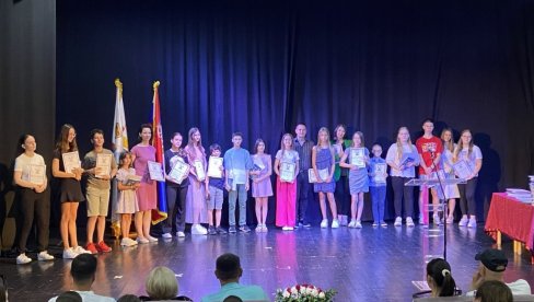 ZNANJE JE GARANCIJA USPEHA: Opština Bačka Palanka nagradila 184 učenika uručivši im knjige, diplome i zlatnike kao podršku marljivosti ZNANJE JE GARANCIJA USPEHA: Opština Bačka Palanka nagradila 184 učenika uručivši im knjige, diplome i zlatnike kao podršku marljivosti