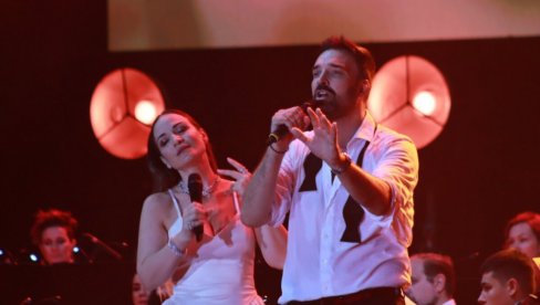 SIMFONIJA U DVOJE: Jelena Tomašević i Ivan Bosiljčić ozarili srca Banjalučana (FOTO/VIDEO) SIMFONIJA U DVOJE: Jelena Tomašević i Ivan Bosiljčić ozarili srca Banjalučana (FOTO/VIDEO)