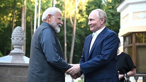 СТРАТЕШКА САРАДЊА ДВЕ ЗЕМЉЕ: Путин и Моди разговарали о развоју односа између Индије и Русије СТРАТЕШКА САРАДЊА ДВЕ ЗЕМЉЕ: Путин и Моди разговарали о развоју односа између Индије и Русије