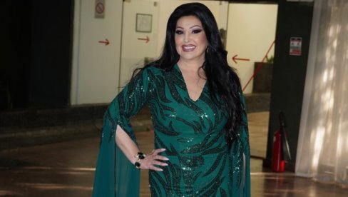 JELICE, HVALA TI: Preko 30 hiljada ljudi skandiralo mami Dragane Mirković u Inđiji (FOTO/VIDEO) JELICE, HVALA TI: Preko 30 hiljada ljudi skandiralo mami Dragane Mirković u Inđiji (FOTO/VIDEO)