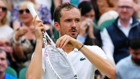 KAKO ONO BEŠE NOVAK RADI... Danil Medvedev odsvirao Englezima, pa pobedio Sinera KAKO ONO BEŠE NOVAK RADI... Danil Medvedev odsvirao Englezima, pa pobedio Sinera
