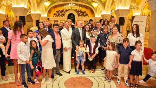 НА МАЈЦИ ЈЕ ОТАЏБИНА: Зорица Алексић, из Никшића, једна од добитница Ордена Свете мајке Анастасије НА МАЈЦИ ЈЕ ОТАЏБИНА: Зорица Алексић, из Никшића, једна од добитница Ордена Свете мајке Анастасије