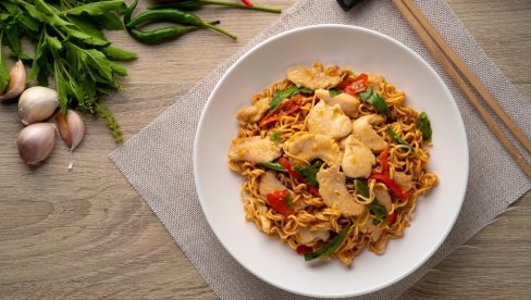NUDLE SA BELIM MESOM I POVRĆEM U SOJA SOSU: Azijska kuhinja nam uvek donosi obilje ukusa i aroma, pa je tako i sa ovim nudlama NUDLE SA BELIM MESOM I POVRĆEM U SOJA SOSU: Azijska kuhinja nam uvek donosi obilje ukusa i aroma, pa je tako i sa ovim nudlama