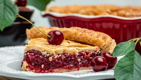 AMERIČKA PITA SA VIŠNJAMA: Klasik bez premca još ukusniji od originalne verzije AMERIČKA PITA SA VIŠNJAMA: Klasik bez premca još ukusniji od originalne verzije