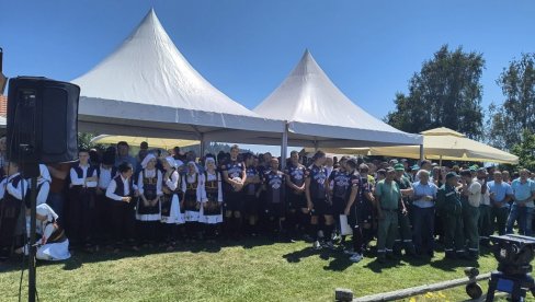 VELIKI BROJ GRAĐANA ČEKA PREDSEDNIKA: Vučić u obilasku rekonstruisanog puta Studenica—Rudno (FOTO) VELIKI BROJ GRAĐANA ČEKA PREDSEDNIKA: Vučić u obilasku rekonstruisanog puta Studenica—Rudno (FOTO)