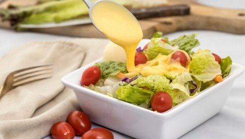 DRESING ZA SALATU: Vrlo je primenjiv na više vrsta salata, koji će promeniti ukus vašeg jela DRESING ZA SALATU: Vrlo je primenjiv na više vrsta salata, koji će promeniti ukus vašeg jela