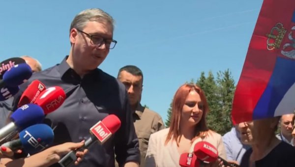 ЗА НАС СУ СЕ ЗАКАЧИЛИ И БАЈДЕН И КЛАРК Вучић: Нећемо бити нечији плен, као 1999. године ЗА НАС СУ СЕ ЗАКАЧИЛИ И БАЈДЕН И КЛАРК Вучић: Нећемо бити нечији плен, као 1999. године