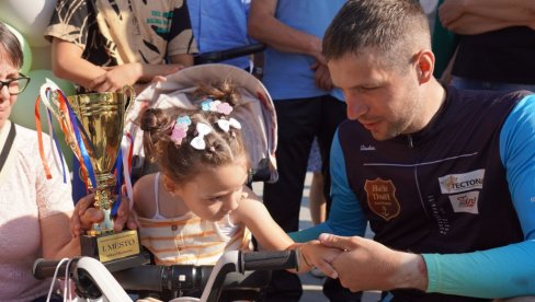 HUMANITARNA VOŽNJA ZA MALU MERJEM: Milan Mićunović, komandir Okružnog zatvora u Novom Sadu uspešno završio vožnju za ozdravljenje devojčice iz N HUMANITARNA VOŽNJA ZA MALU MERJEM: Milan Mićunović, komandir Okružnog zatvora u Novom Sadu uspešno završio vožnju za ozdravljenje devojčice iz N