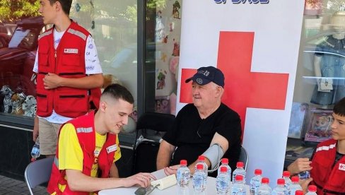 VODA ZA ŽEDNE PARAĆINCE: Lepa akcija Crvenog krsta VODA ZA ŽEDNE PARAĆINCE: Lepa akcija Crvenog krsta