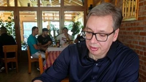 PREDSEDNIK NAPRAVIO KRATAK PREDAH: Osveženje nakon obilaska rekonstruisanog puta Studenica-Rudno (FOTO) PREDSEDNIK NAPRAVIO KRATAK PREDAH: Osveženje nakon obilaska rekonstruisanog puta Studenica-Rudno (FOTO)