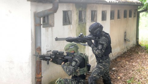 GREŠKA ZA KOBRE NE POSTOJI: Novosti provele dan u kasarni Vasa Čarapić sa pripadnicima najelitnije jedinice Vojske Srbije GREŠKA ZA KOBRE NE POSTOJI: Novosti provele dan u kasarni Vasa Čarapić sa pripadnicima najelitnije jedinice Vojske Srbije