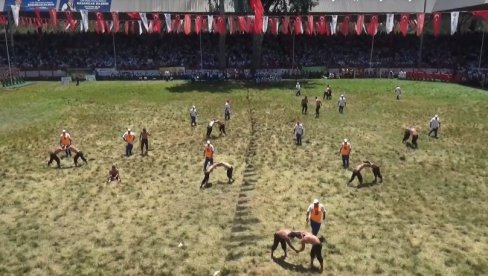 PRLJAVA BORBA: U turskom Jedrenu održava se vekovima staro takmičenje u ,,rvanju u ulju (VIDEO) PRLJAVA BORBA: U turskom Jedrenu održava se vekovima staro takmičenje u ,,rvanju u ulju (VIDEO)
