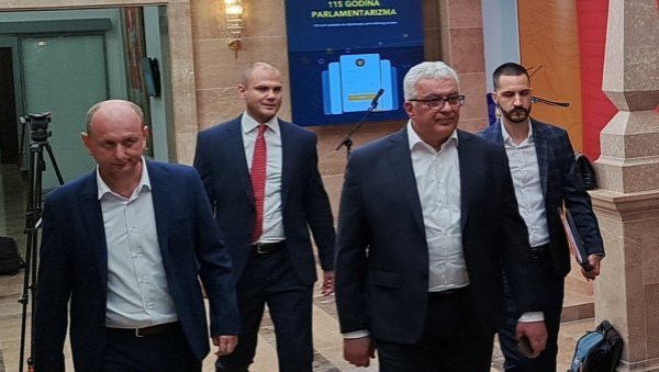 ОД ТЕЛЕФОНА ВИДЕЛИ ОРУЖЈЕ! Шта пише у образложењу ослобађајуће пресуде за Мандића и Кнежевића ОД ТЕЛЕФОНА ВИДЕЛИ ОРУЖЈЕ! Шта пише у образложењу ослобађајуће пресуде за Мандића и Кнежевића
