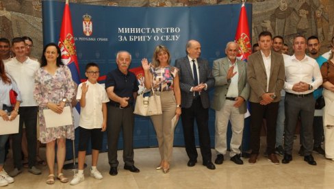 VI STE PROBUĐENA NADA SRBIJE: Susret ministra Krkobabića sa dobitnicima seoskih kuća u Palati Srbija VI STE PROBUĐENA NADA SRBIJE: Susret ministra Krkobabića sa dobitnicima seoskih kuća u Palati Srbija