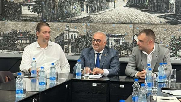 НА ДНЕВНОМ РЕДУ ТЕМЕ ИЗ НАДЛЕЖНОСТИ АГЕНЦИЈЕ: Дамњановић се састао са градоначелником Крагујевца и председницима више oпштина НА ДНЕВНОМ РЕДУ ТЕМЕ ИЗ НАДЛЕЖНОСТИ АГЕНЦИЈЕ: Дамњановић се састао са градоначелником Крагујевца и председницима више oпштина