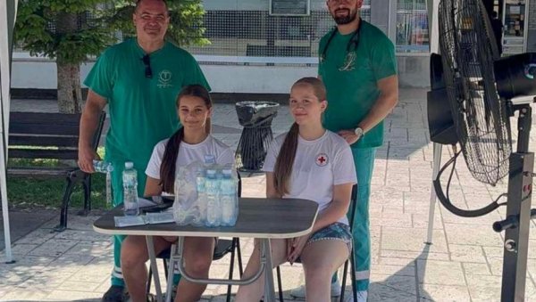 ПАКЕТИ ВОДЕ ЗБОГ ВРУЋИНА: Сектор за ванредне ситуације у Инђији реаговао због високих температура ПАКЕТИ ВОДЕ ЗБОГ ВРУЋИНА: Сектор за ванредне ситуације у Инђији реаговао због високих температура