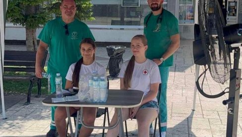 PAKETI VODE ZBOG VRUĆINA: Sektor za vanredne situacije u Inđiji reagovao zbog visokih temperatura PAKETI VODE ZBOG VRUĆINA: Sektor za vanredne situacije u Inđiji reagovao zbog visokih temperatura