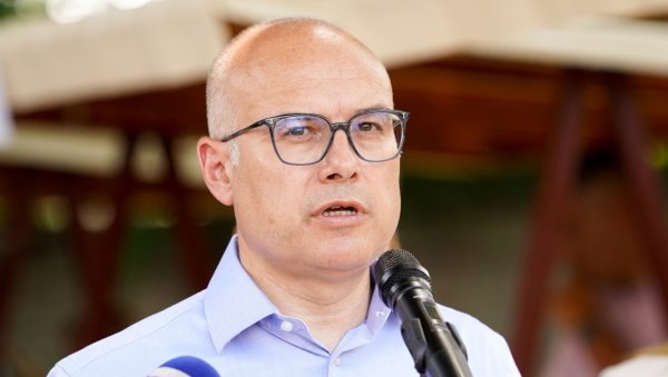 ВУЧЕВИЋ О КЛЕТВИ МУНИРЕ СУБАШИЋ ВУЧИЋУ: На нама је да разумемо свачију бол и да не дозволимо да сена заборава падне на српске жртве ВУЧЕВИЋ О КЛЕТВИ МУНИРЕ СУБАШИЋ ВУЧИЋУ: На нама је да разумемо свачију бол и да не дозволимо да сена заборава падне на српске жртве