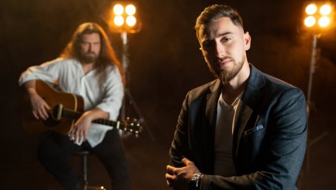 SPOJILI LJUBAV I POSAO: Davidu Maksimoviću devojka piše pesme SPOJILI LJUBAV I POSAO: Davidu Maksimoviću devojka piše pesme