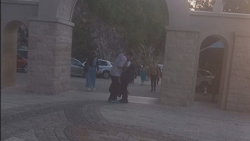 SVETINJA JAČA OD BOLESTI: Novosađanka Dušica Jakovljević i njen sinom Veljkom obolelim od autizma pešačila 600 kilometara do Ostroga SVETINJA JAČA OD BOLESTI: Novosađanka Dušica Jakovljević i njen sinom Veljkom obolelim od autizma pešačila 600 kilometara do Ostroga