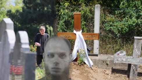 KRST NA GROBU VEHABIJE: Sahranjen terorista Salahudin Miloš Žujović (FOTO) KRST NA GROBU VEHABIJE: Sahranjen terorista Salahudin Miloš Žujović (FOTO)