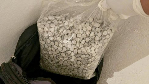 DROGA DA, BUKVALNO, UMREŠ OD SMEHA: Među mladima Evrope, uključujući Italiju, pomama udisanja lako dostupnog, jeftinog, a opasnog azot-oksid DROGA DA, BUKVALNO, UMREŠ OD SMEHA: Među mladima Evrope, uključujući Italiju, pomama udisanja lako dostupnog, jeftinog, a opasnog azot-oksid